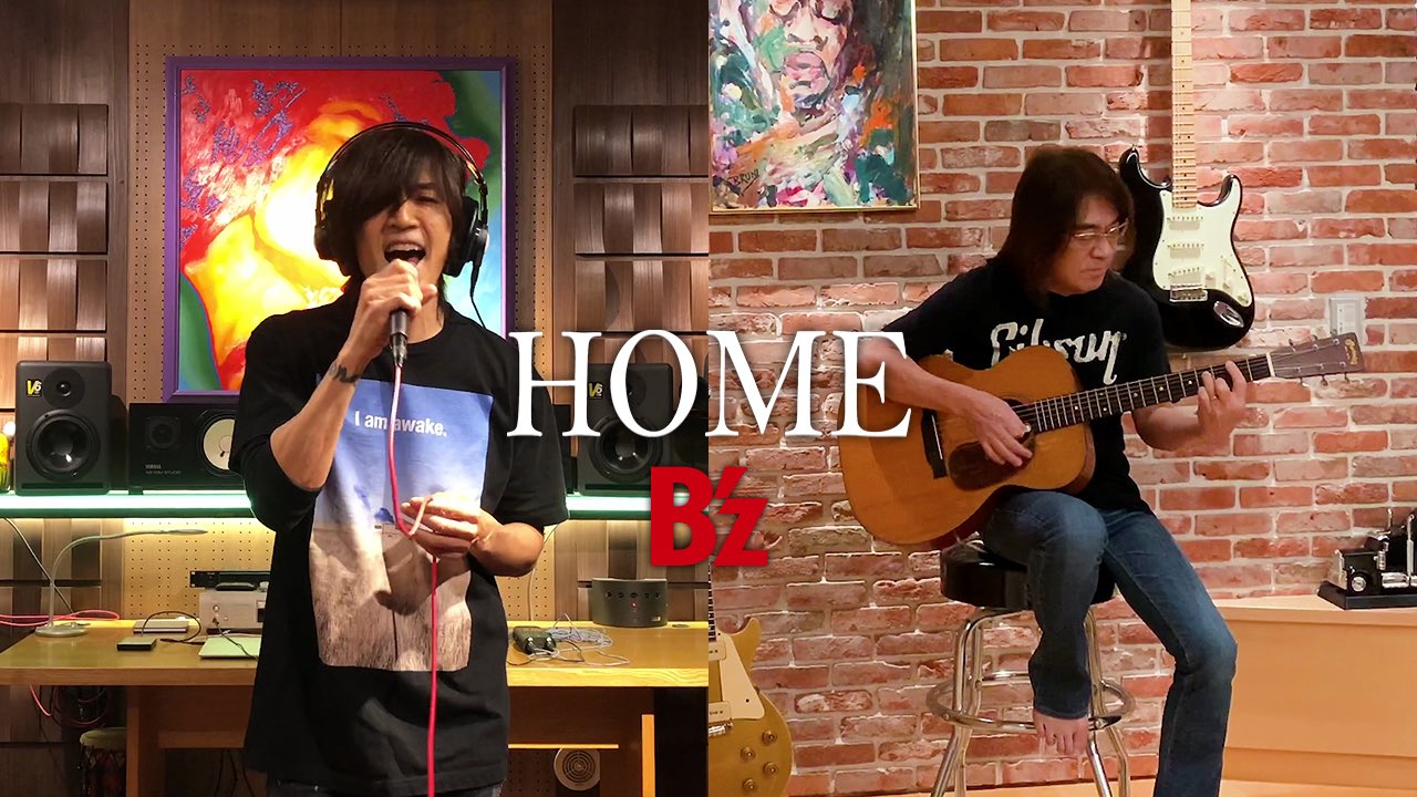 B'zのボーカル稲葉浩志がマイクを持って歌っている姿とB'zのギタリスト松本孝弘が椅子に座りながらギターを弾いてる写真