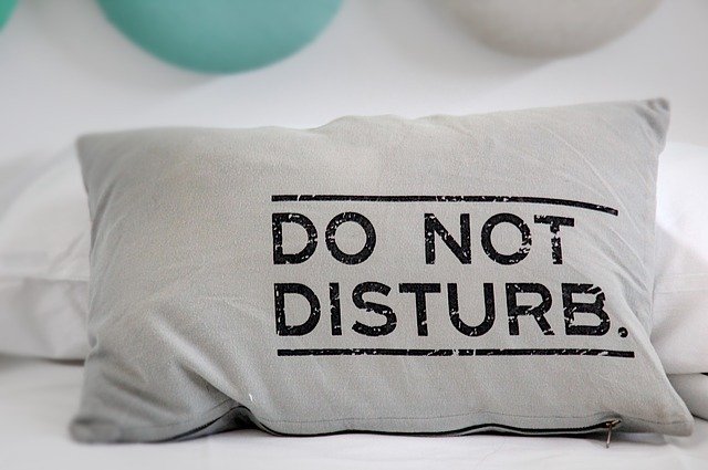 DO NOT DISTURBと書かれた枕