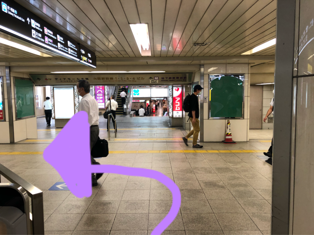 西梅田駅南改札(地下鉄四つ橋線)からの行き方1